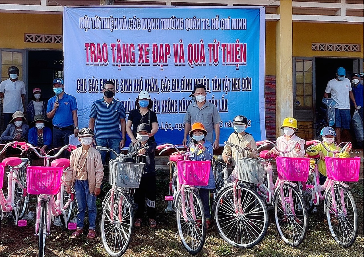 Trao tặng xe đạp cho học sinh nghèo, có hoàn cảnh khó khăn